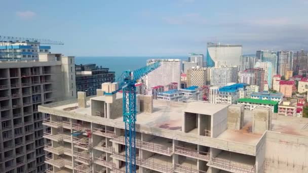 Bouw van een woongebouw met meerdere verdiepingen. Luchtfotografie. Batumi, — Stockvideo