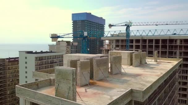 Construction d'un immeuble résidentiel de plusieurs étages. Photographie aérienne. Batoumi, — Video