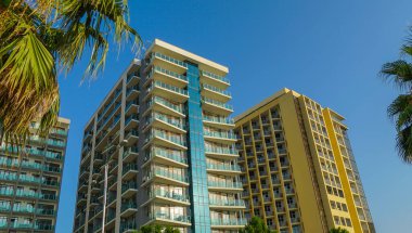 Batumi, Georgia 'da güneşli bir yaz akşamında ilk kıyı şeridi boyunca çok katlı oteller.