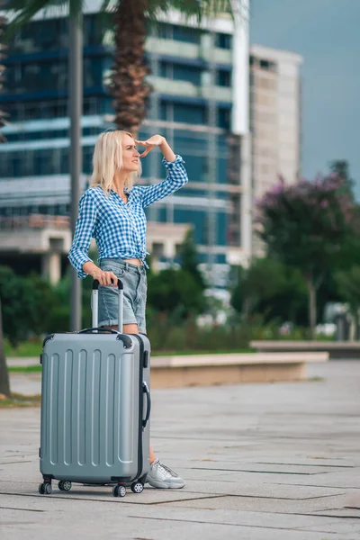 Young Beautiful Slender Blonde Woman Shirt Shorts Stands Gray Suitcase — Stock Photo, Image