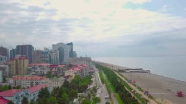 Gürcistan, Adjara 'da Batumi' nin ilk kıyı şeridi ve toprak seti insansız hava aracı manzarası