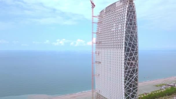 Volo aereo su un drone sopra il cantiere con gru a torre alta — Video Stock