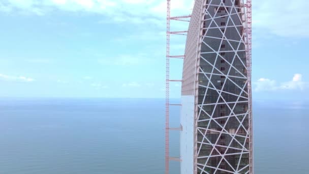 Luchtvlucht op een drone boven bouwplaats met hoog torenkraangebouw — Stockvideo