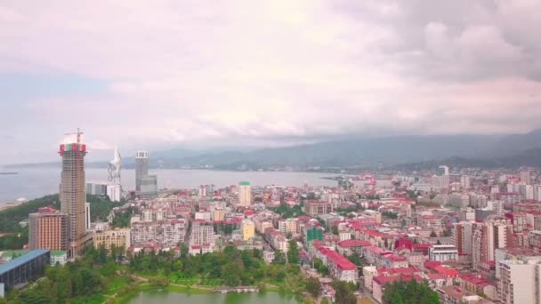 Стрельба с высоты по курортному городу Батуми в грузинской Аджарии. — стоковое видео