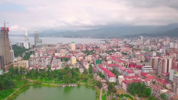 Fényképezés a magasból a központban város Batumi a grúz Adjara. — Stock videók