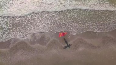 İHA 'dan ateş eden bir kadın denize girer ve sevinir. mutluluk.