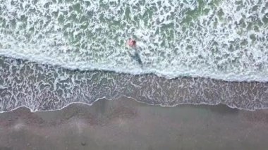 İHA 'dan ateş eden bir kadın denize girer ve sevinir. mutluluk.