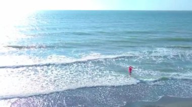 İHA 'dan ateş eden bir kadın denize girer ve sevinir. mutluluk.