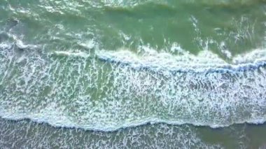Kumsaldaki güzel dalgaların drone görüntüsü,