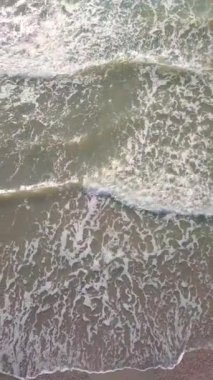 Kumsaldaki güzel dalgaların drone görüntüsü,