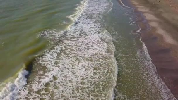 Drohnenblick auf die schönen Wellen am Sandstrand, — Stockvideo