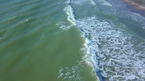 Vista drone das belas ondas na praia arenosa, — Vídeo de Stock