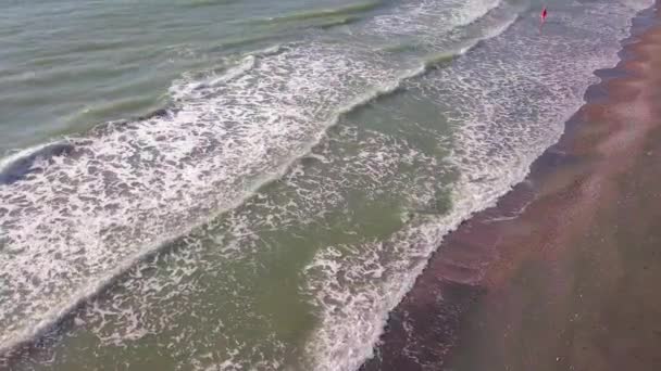 Drone uitzicht op de prachtige golven op het zandstrand, — Stockvideo