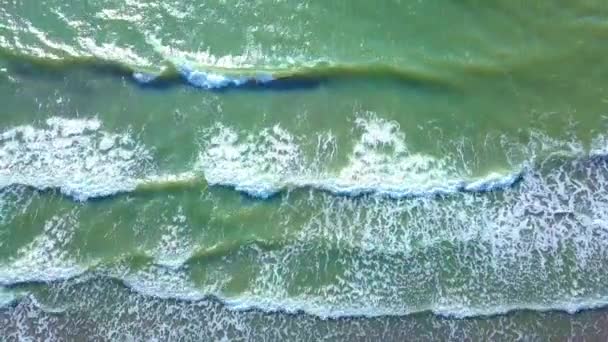 Drohnenblick auf die schönen Wellen am Sandstrand, — Stockvideo