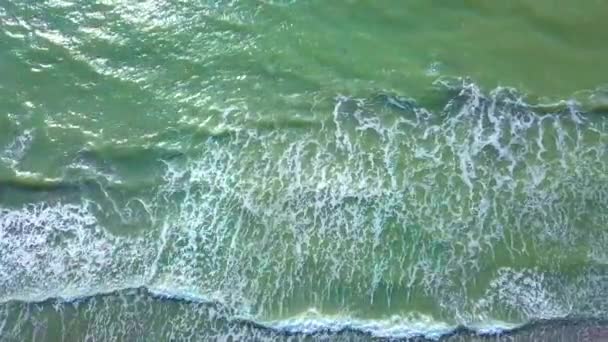 Drohnenblick auf die schönen Wellen am Sandstrand, — Stockvideo