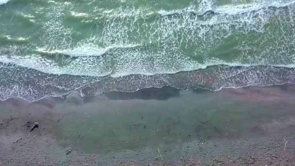 Drönare utsikt över de vackra vågorna på sandstranden, — Stockvideo