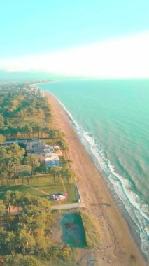 Kobuleti 'nin varoşlarında deniz kıyısı ve sahil manzaralı İHA' dan ateş ediliyor..