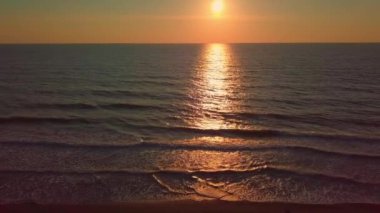 Günbatımının ışığında kuş bakışı okyanus dalgalarının hareketi..