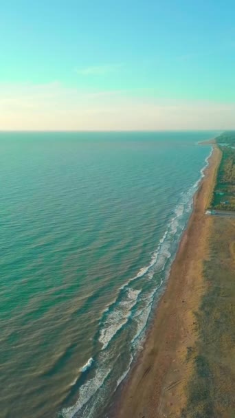 Skydning fra drone, i udkanten af Kobuleti med udsigt over kysten og stranden. – Stock-video