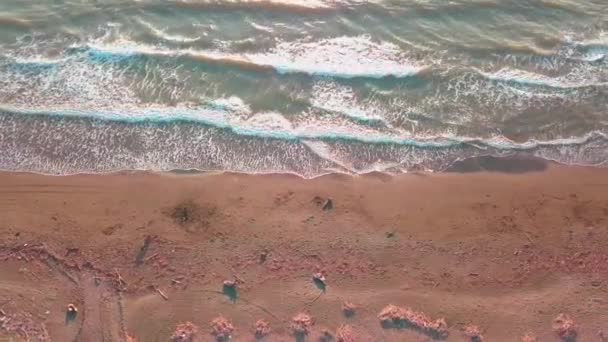 Dron pohled na krásné vlny na písečné pláži, — Stock video