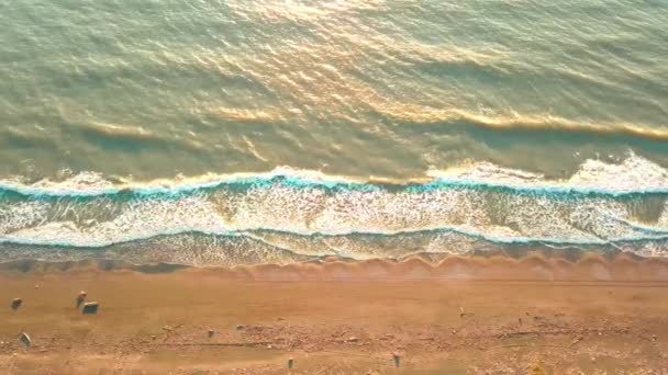 Drone kilátás a gyönyörű hullámok a homokos tengerparton, — Stock videók