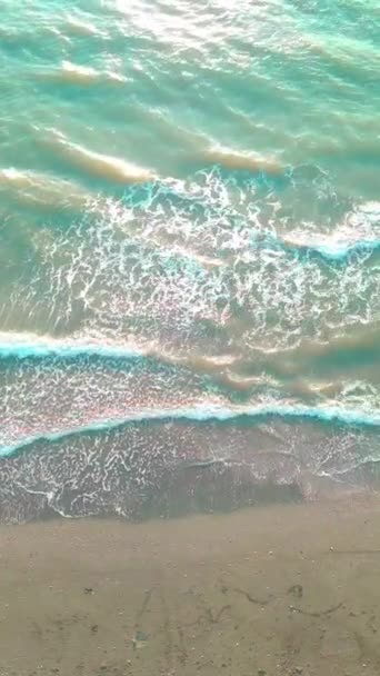Drone uitzicht op de prachtige golven op het zandstrand, — Stockvideo