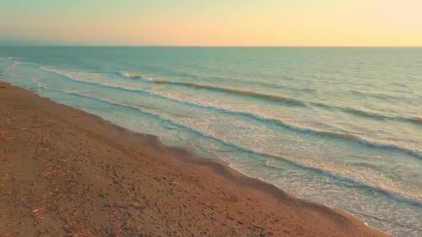 Vista drone das belas ondas na praia arenosa, — Vídeo de Stock