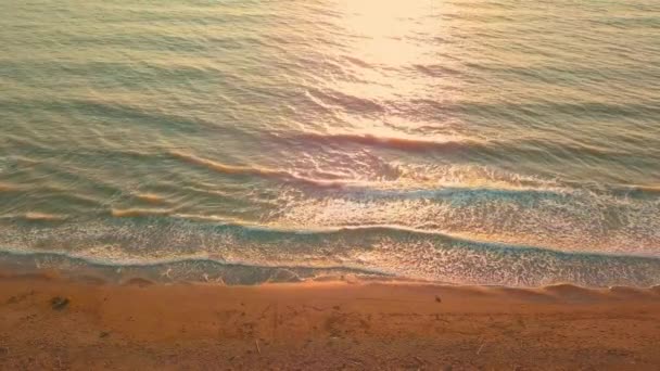 Drone vista de las hermosas olas en la playa de arena, — Vídeos de Stock