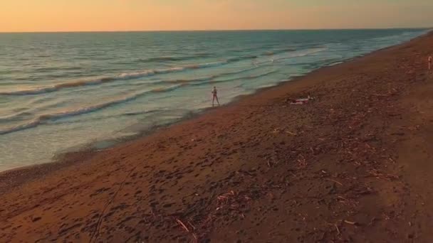 Blick vom Thron, eine Frau, die allein am Strand steht, Sonnenuntergang, Tourist. — Stockvideo