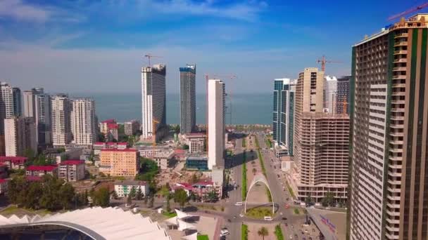 Antena da arquitetura urbana contra fundo de mar. Batumi em Geórgia — Vídeo de Stock