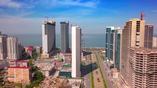 Antena da arquitetura urbana contra fundo de mar. Batumi em Geórgia — Vídeo de Stock