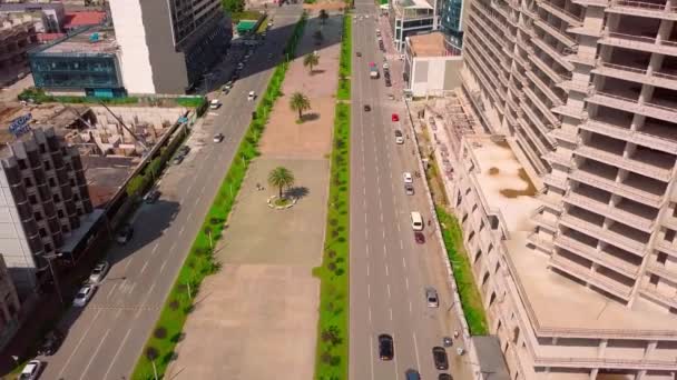 Antena da arquitetura urbana contra fundo de mar. Batumi em Geórgia — Vídeo de Stock