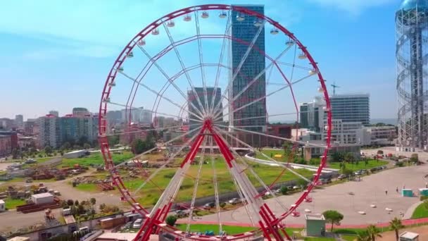 Skjuta från en drönare i en park i staden Batumi, Georgien. — Stockvideo