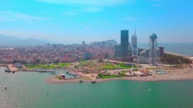Batumi 'nin deniz kıyısı, gökdelenler, şehir, havadan insansız hava araçları..
