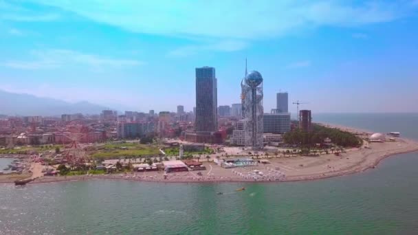 Παραθαλάσσια παραλία Μπατούμι, ουρανοξύστες, πόλη, Σκοποβολή από drone από αέρος. — Αρχείο Βίντεο