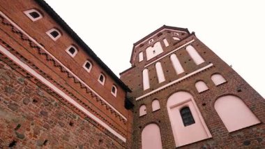 Etkileyici bir ortaçağ mir kale mimari kompleksi, Belarus 'ta bir unesco dünya mirası sahası, dramatik gri bulutlu gökyüzü ile düşük bir açıdan bakıldığında dengesiz ve tarihi bir atmosfer sağlıyor.