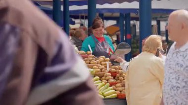 Minsk, Belarus - 13 Temmuz 2024: Yerel ürünler için taze organik sebze tartan satıcılarla açık çiftçi pazarı, Komarovsky Pazarı