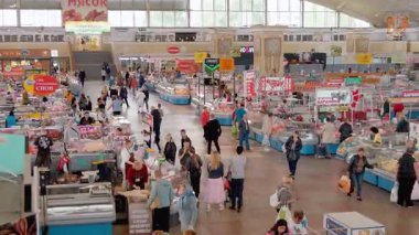 Minsk, Belarus - 13 Temmuz 2024: Minsk 'teki tarihi Komarovsky Market Salonu' nda yürüyen ve taze ürün alan büyük bir kalabalık