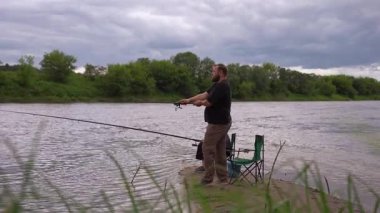 Nehir kıyısında balık tutmaktan zevk alan bir adam ve kız. Bulutlu bir günde olta atıp avlanmayı bekliyorlar. Temiz hava ve erkek iletişiminde rahatlatıcı bir hobi gösteriyorlar.