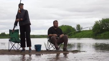 Olgun bir adam ve kadın, sakin bir günün tadını çıkarıyorlar. Nehrin kumlu kıyısında birlikte balık tutuyorlar. Katlanan sandalyelerde oturup, huzurlu ve bulutlu bir günde avlanmayı sabırla bekliyorlar.