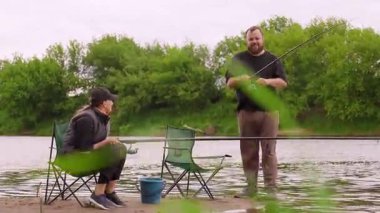 Olgun bir adam ve kadın, sakin bir günün tadını çıkarıyorlar. Nehrin kumlu kıyısında birlikte balık tutuyorlar. Katlanan sandalyelerde oturup, huzurlu ve bulutlu bir günde avlanmayı sabırla bekliyorlar.