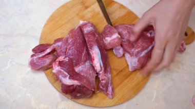 Lezzetli bir yahni için mermer biftek pişirmek. Yemek tarifi için et ya da domuz etini kesme tahtasının üzerinde doğru bir şekilde kes. Yürekli bir yahni için yumuşak, mermer et parçaları dilimleyin.