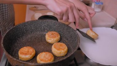 Altın esmer peynirli kekler ya da krepler, cızırdayan tereyağlı bir tavada çevirilir. Bir tavada altın köfteler kızartarak lezzetli bir kahvaltı ya da atıştırmalık hazırla.