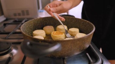 Hamburger peynirli kekler veya krepler için yumuşak bir şekilde kavrulduğunda iyi piştiğinden emin ol. Fırında ayrıntılı bir işlem. Hamburger köftesini kontrol ve çevirme.