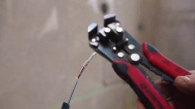 Beyaz Elektrikçi Bakır Kablo 'da Otomatik Striptizci Kullanıyor. Profesyonel İşçi Otomatik Aracıyla Yalıtım Soyunarak Bakır Elektrik Yönetmenini Hazırlıyor