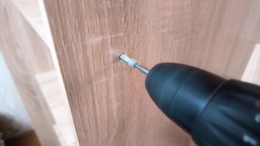 Kablosuz sondaj vidası. Kabine montaj görevleri için Kablosuz Matkap kullanılıyor. İnşaat sırasında kabine paneline vida yerleştirmek için sürekli baskı uygulanıyor