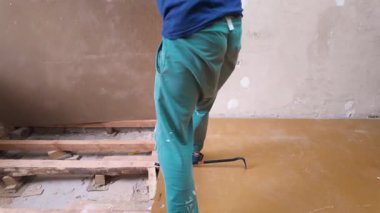 Beyaz müteahhit alt kattaki panelleri kaldırıyor ve yenileme odasındaki tahtaları kaldırıyor, levye ve gözle görülür döküntü ve açıkta kalan kirişlerle aktif bir gösteri yapıyor,