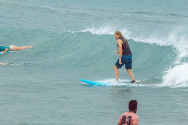 Arugam Körfezi, Sri Lanka - 09 / 15 / 2019 - İki adam rekabetçi sörf yapıyor.