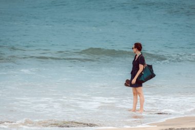 Arugam Körfezi, Sri Lanka - 09 / 15 / 2019 - İki adam rekabetçi sörf yapıyor.