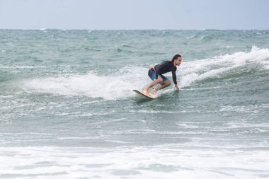 Arugam Körfezi, Sri Lanka - 09 / 15 / 2019 - Arugambay sahilindeki büyük dalgalarda sörf yapan profesyonel beyaz sörfçü, Sri Lanka. 
